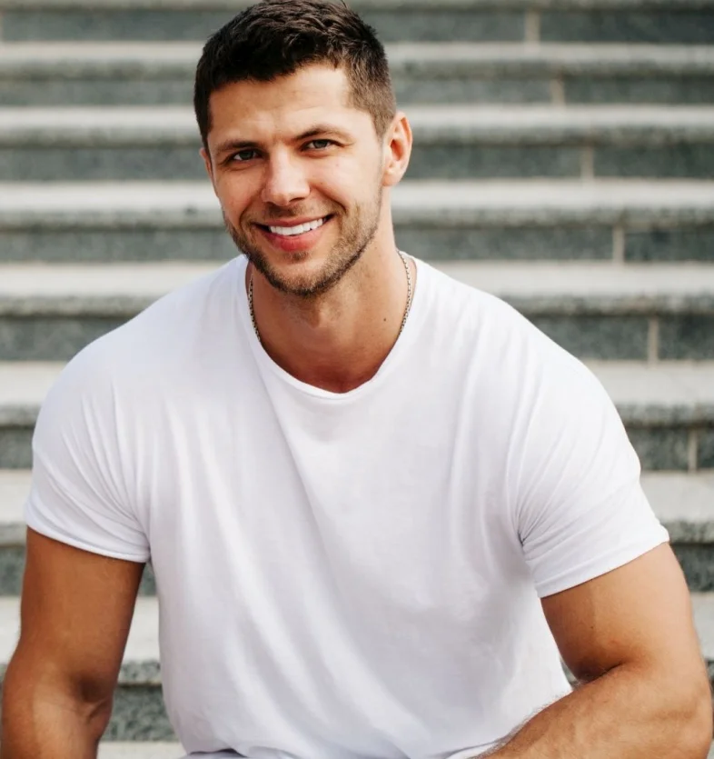AdobeStock_140493361M young-man-smiling-with-perfect white teeth
